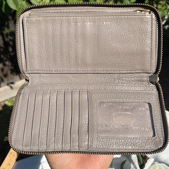 MARC by MARC JACOBS Classic Wallet. Color :MUSHROOM - Picture 16 of 17